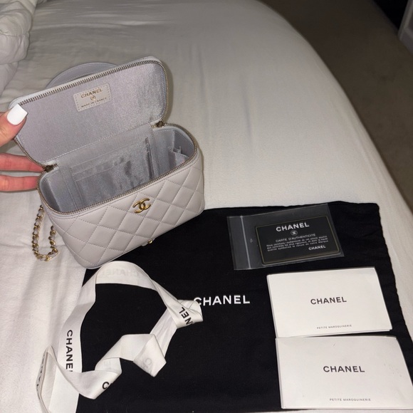 Chanel Ivory Quilted Mini Bag with Gold Accents - Picture 5 of 7